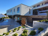 Okrug Donji, super luksuzna vila u drugom redu do mora, 326 m2