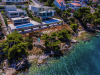 Okrug Donji, super luksuzna vila u prvom redu do mora, 349 m2