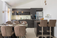 Okrug, namješten trosoban stan s garažom i dvije ostave