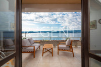 Vila 260 m², Stanici, Omiš — prvi red uz more, 3 jedinice