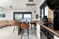 OMIŠALJ LUKSUZNI STAN S POGLEDOM NA MORE