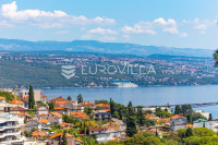 Opatija, centar, atraktivan trosoban stan u novogradnji s pogledom na