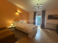 OPATIJA, CENTAR - Etaža vile s apartmanom, okućnicom u građevinskoj zo