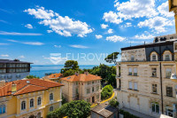 Opatija, centar, luksuzan penthouse 220 m² s krovnom terasom i dva par