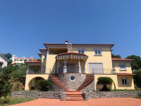 OPATIJA, vila s bazenom i pogledom na more na velikoj okućnici
