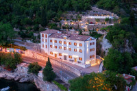 OPATIJA, vrhunski stan 3S+DB, s vrtom, luksuzan resort 1. red do mora!