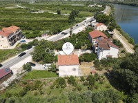 OPUZEN – PROSTRANA KUĆA 269 m² UZ RIJEKU, PARCELA 575 m²