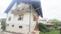 OTOČAC, centar, tri kuće na parceli od 1.281 m2