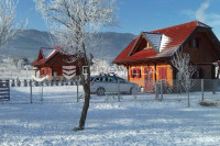 Otočac, Ličko Lešće dvije drvene kuće na velikom terenu, bazen