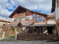 OTOČAC - obiteljska kuća, pomoćna zgrada, 4 garaže, vrt