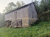 OTOČAC - Šumećica - Staro kućište i staja, oranice