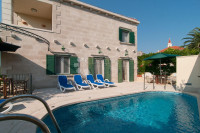 Otok Brač – Mediteranska vila s bazenom i saunom u malom mjestu 900 m