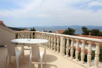 Otok Brač-Prekrasna kamena kuća s pet apartmana, maslinikom i panorams