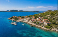 Otok Iž- Građevinsko zemljište 800m2 , 150mod mora