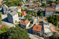 Otok Korčula, Žrnovo, nedovršena kuća u centru Žrnova