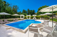 OTOK KRK, BAŠKA - ekskluzivna villa sa 7 apartmana i bazenom! PRILIKA!