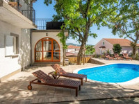 Otok Krk, Kornić, samostojeća kuća 250 m2 s bazenom