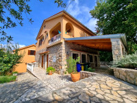 Otok Krk, Malinska, prodaje se kuća s poslovnim prostorom na odličnoj