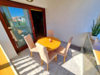 Otok Krk, Malinska, prodaje se simpatičan stan na katu s pogledom na m