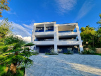 Otok Krk, Malinska, prodaje se stan u prizemlju, 100 m od mora!