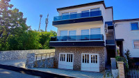 Otok Krk, Njivice, prodaja kuće s više stambenih jedinica na odličnoj
