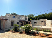 Otok Krk, okolica Dobrinja - impresivna kamena kuća s bazenom, 220 m2