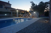 Otok Krk, okolica Malinske, kamena kuća s 2 stana i bazenom