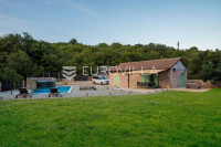 Otok Krk, Vrbnik, kamena prizemnica s bazenom i uređenom okućnicom u o