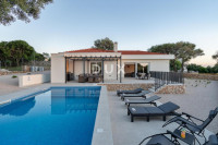 OTOK PAG, LUN  - Luksuzna villa s uhodanim poslom