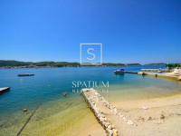OTOK RAB, JEDNOSOBNI STAN S DNEVNIM BORAVKOM ZA DUGOROČNI NAJAM