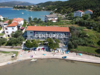 OTOK RAB – KUĆA S 11 SMJEŠTAJNIH JEDINICA, PRVI RED DO MORA