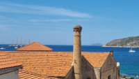 Otok Vis, Komiža - kamena kuća s novim objektom i pogledom na more