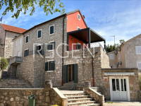 Otok Zlarin, Zlarin - Autohtona kamena vila s pogledom na more