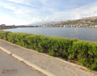 PAG, GRAĐEVINSKO ZEMLJIŠTE 402 M2, PRODAJA, 1 RED, OTVOREN POGLED!!!