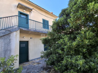 Pag; kuća s dva stana, garažom i dvorištem