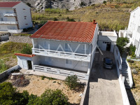 PAG, KUĆA S TRI STAMBENE JEDINICE I POGLEDOM NA MORE