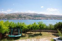 PAG-namješten stan s vrtom od 134,5 m², samo 20 metara od mora i plaže