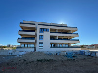 PAG - POVLJANA, APARTMAN 57,55 M2, PRODAJA, VRT, NOVO, LIFT!!!