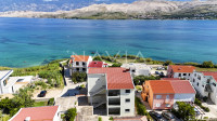 PAG, STAN S VELIKOM TERASOM U NEPOSREDNOJ BLIZINI PLAŽE