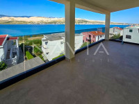 PAG, STAN S VELIKOM TERASOM U NEPOSREDNOJ BLIZINI PLAŽE