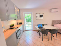Pag; uređeni studio apartman s velikom terasom