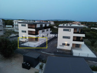 Pakoštane -četverosobni  stan u prizemlju sa vrtom i pogledom na more