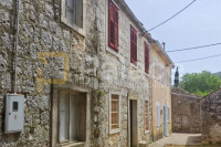 Pelješac, Donja Banda - Kamena kuća u nizu s pripadajućim zemljištem