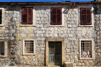 Pelješac, Donja Banda - Kamena kuća u nizu s pripadajućim zemljištem