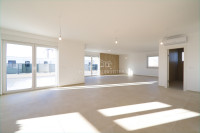 Penthouse sa 2 velike terase, liftom unutar stana i pogledom na more