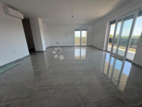 Penthouse sa 3SS+DB i krovnom terasom 800m od mora