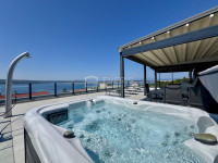 Penthouse s krovnom terasom i pogledom na more, 300m od mora, Dramalj