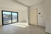 Penthouse s krovnom terasom i pogledom na more