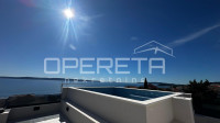 Penthouse u Okrugu Gornjem s krovnim bazenom i pogledom na more