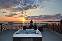 Penthouse, Zaton, prvi red do mora